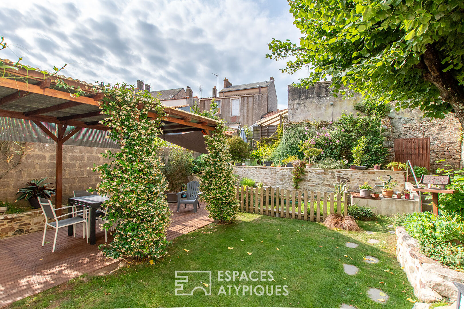 Ensemble de trois Maisons avec Jardins et Garages en Centre-Ville