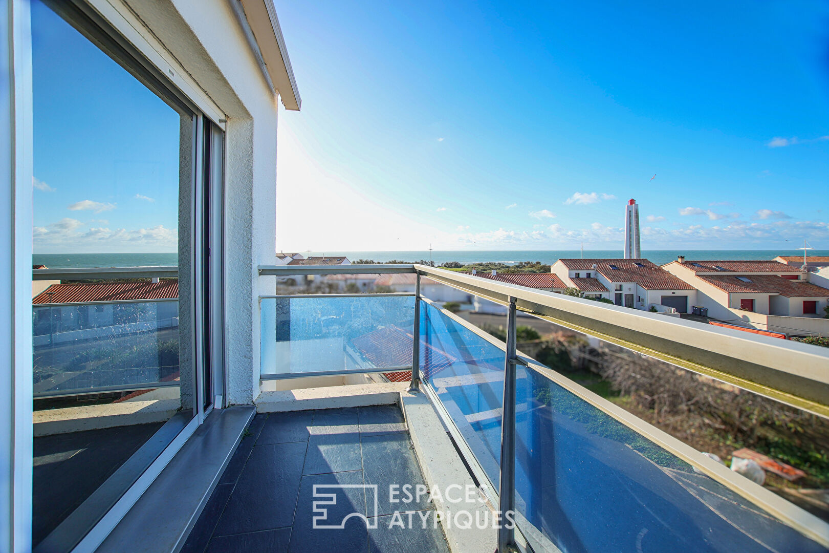 Bright apartment with balcony and sea view
