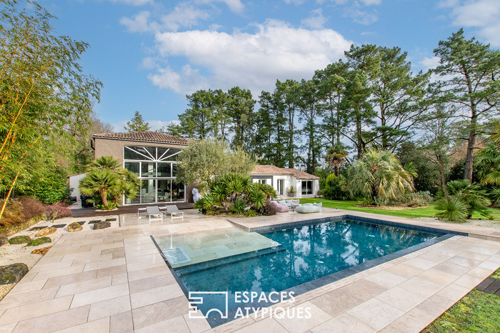 Villa contemporaine et parc paysager aux portes des plages