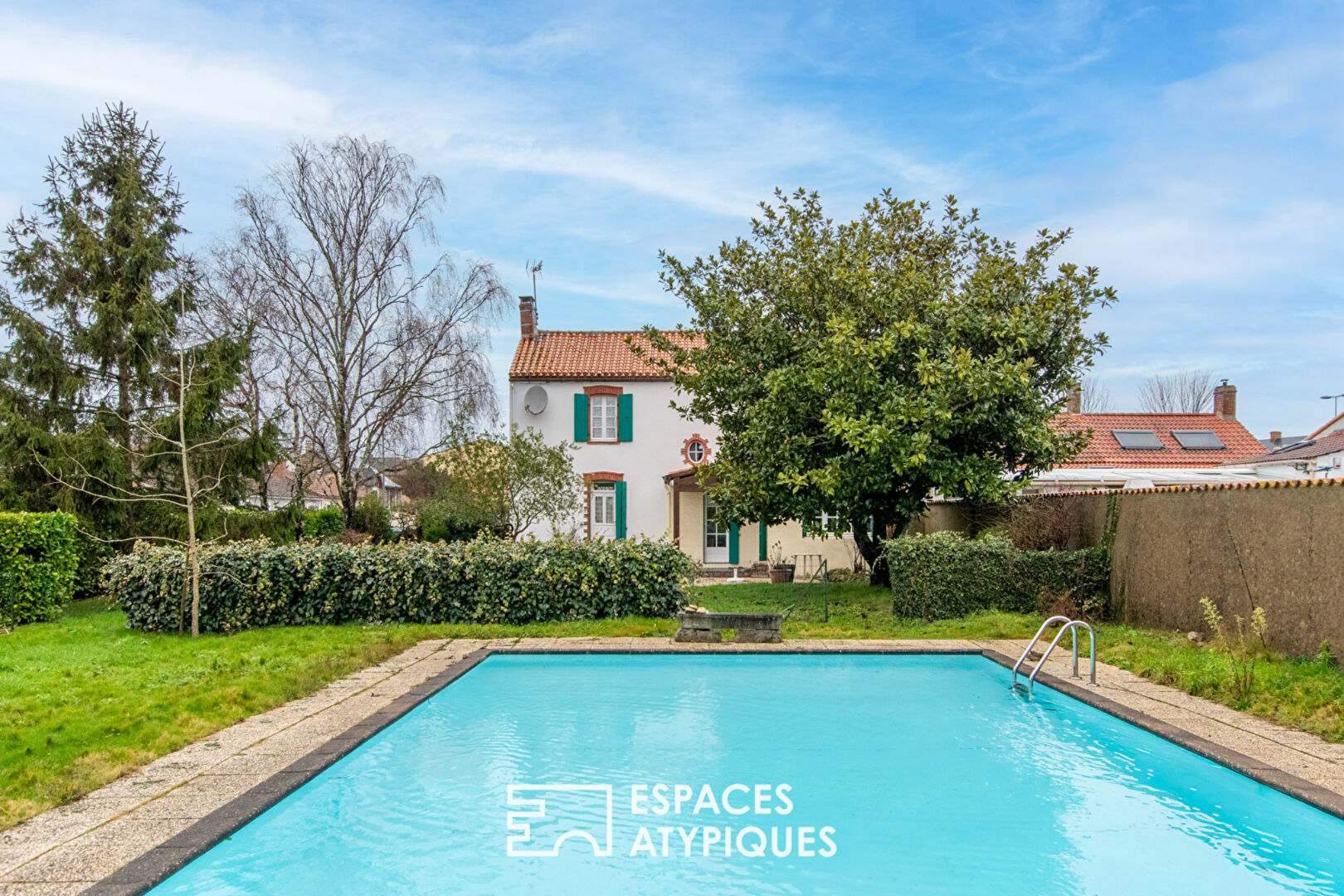 Ensemble immobilier de caractère en plein centre bourg