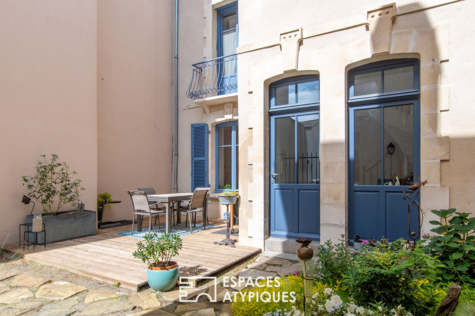 Residential house with guest house close to the beach