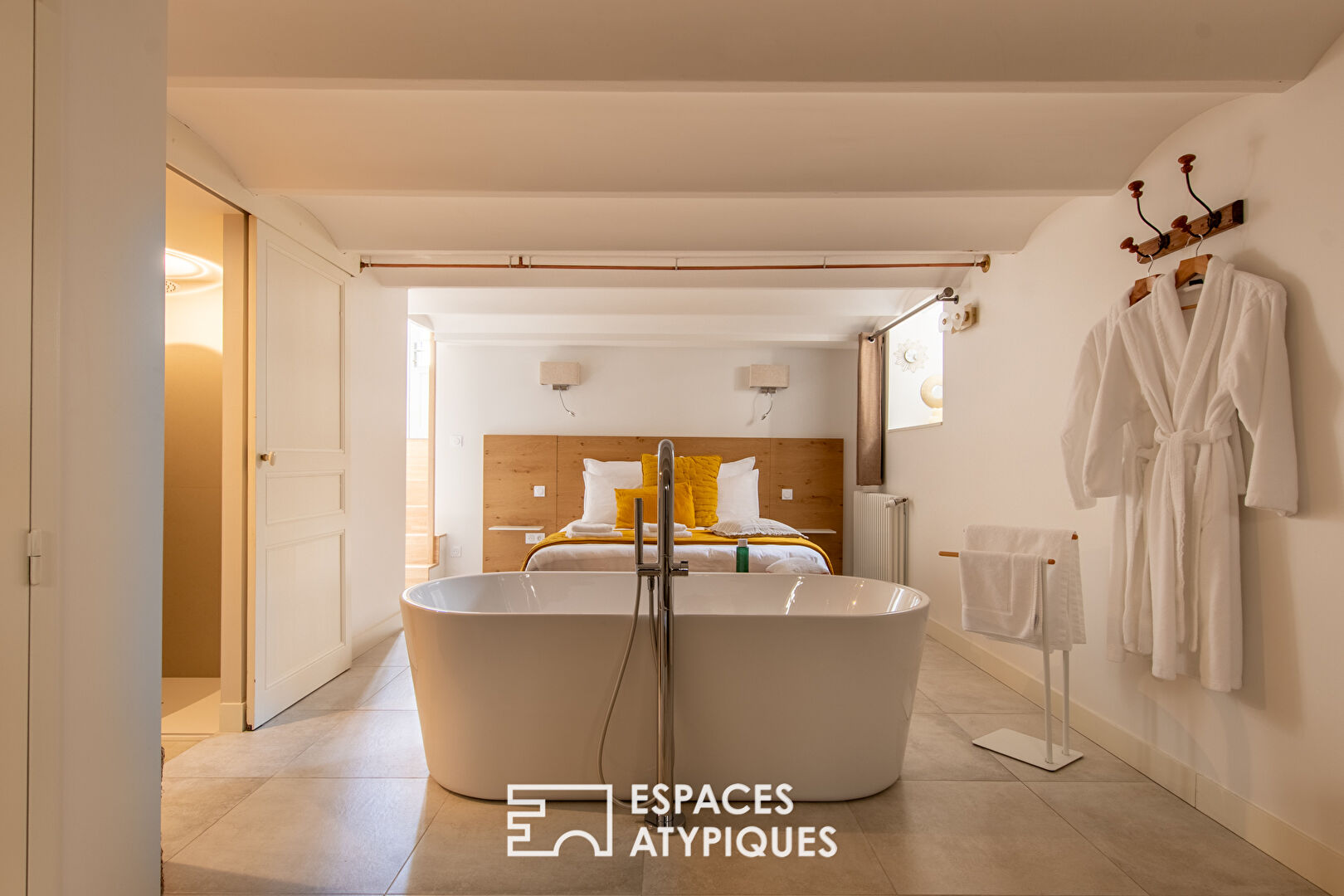 Residential house with guest house close to the beach