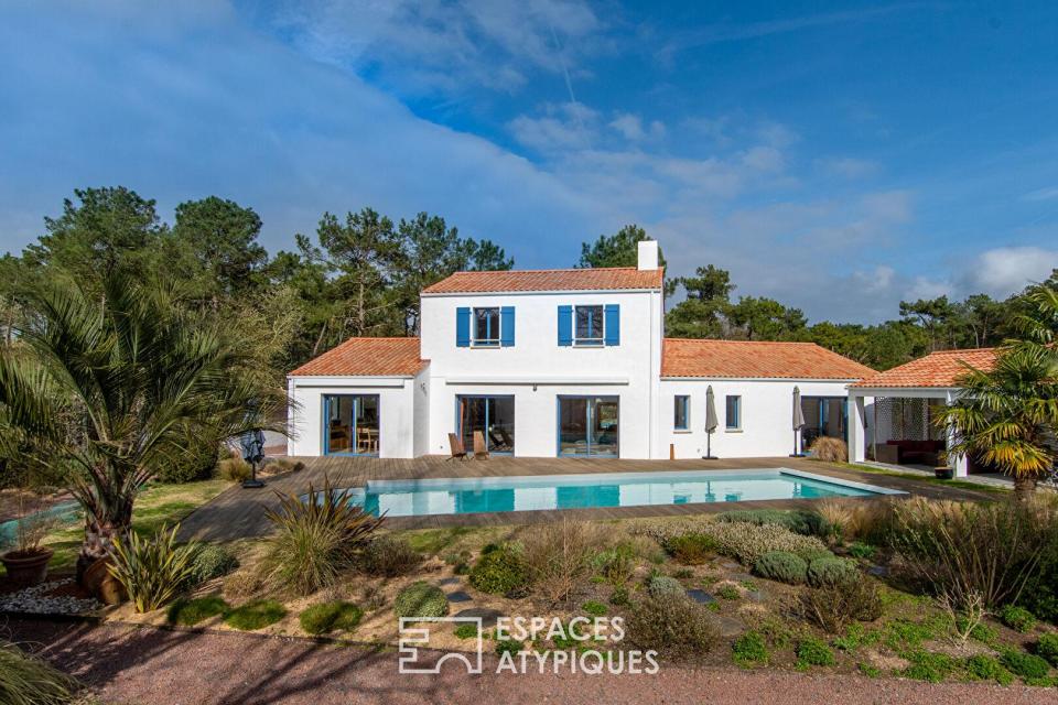 Maison d'architecte sous la pinède, proche littoral