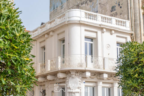 Villa balnéaire emblématique et panorama d&rsquo;exception face à l&rsquo;océan