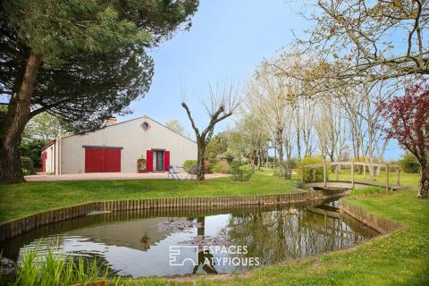Renovated barn with pond near the Vendée coast