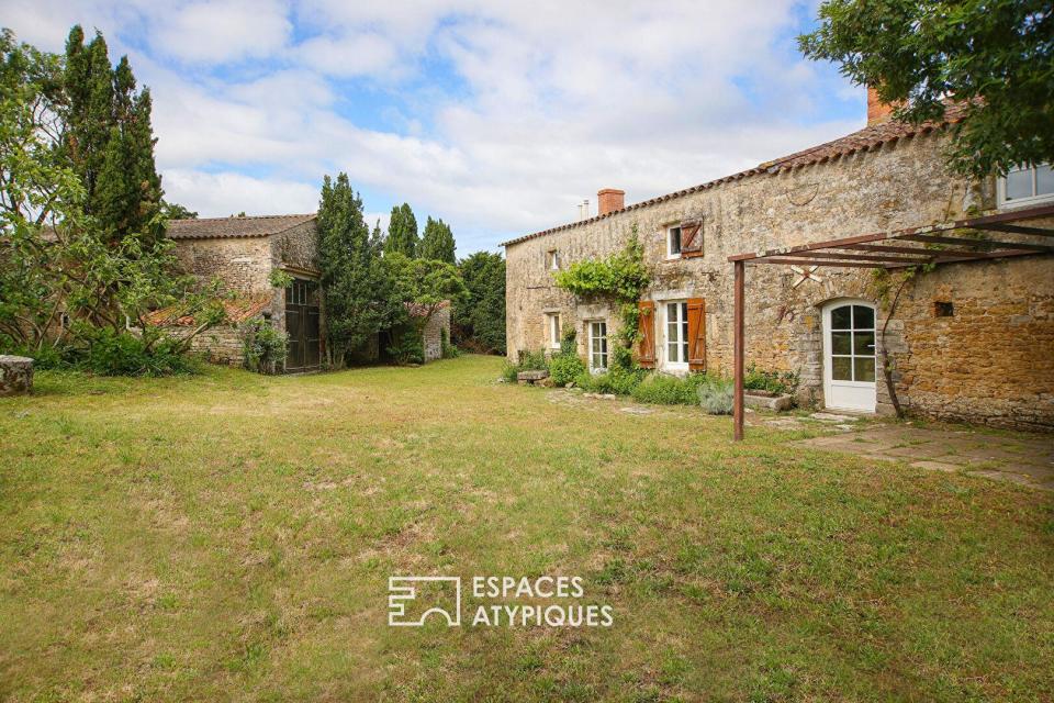 Projet d'exception à Jard-sur-Mer : authentique longère avec grange et terrain constructible