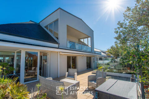 Duplex baigné de lumière avec terrasse en bord de mer
