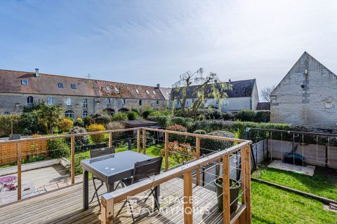 Maison de charme en pierre de Caen avec jardin et terrasse sur pilotis