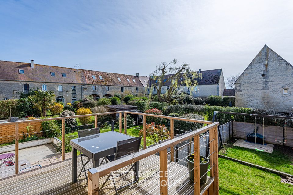 Maison de charme en pierre de Caen avec jardin et terrasse sur pilotis