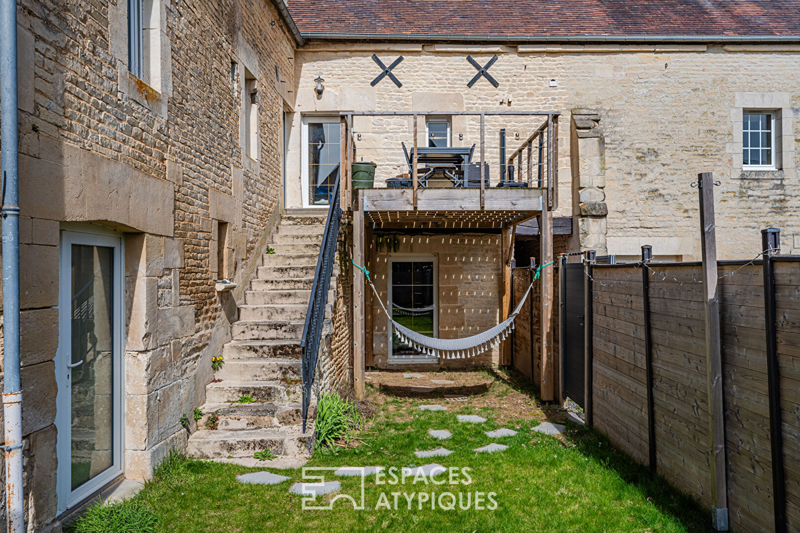 Maison de charme en pierre de Caen avec jardin et terrasse sur pilotis