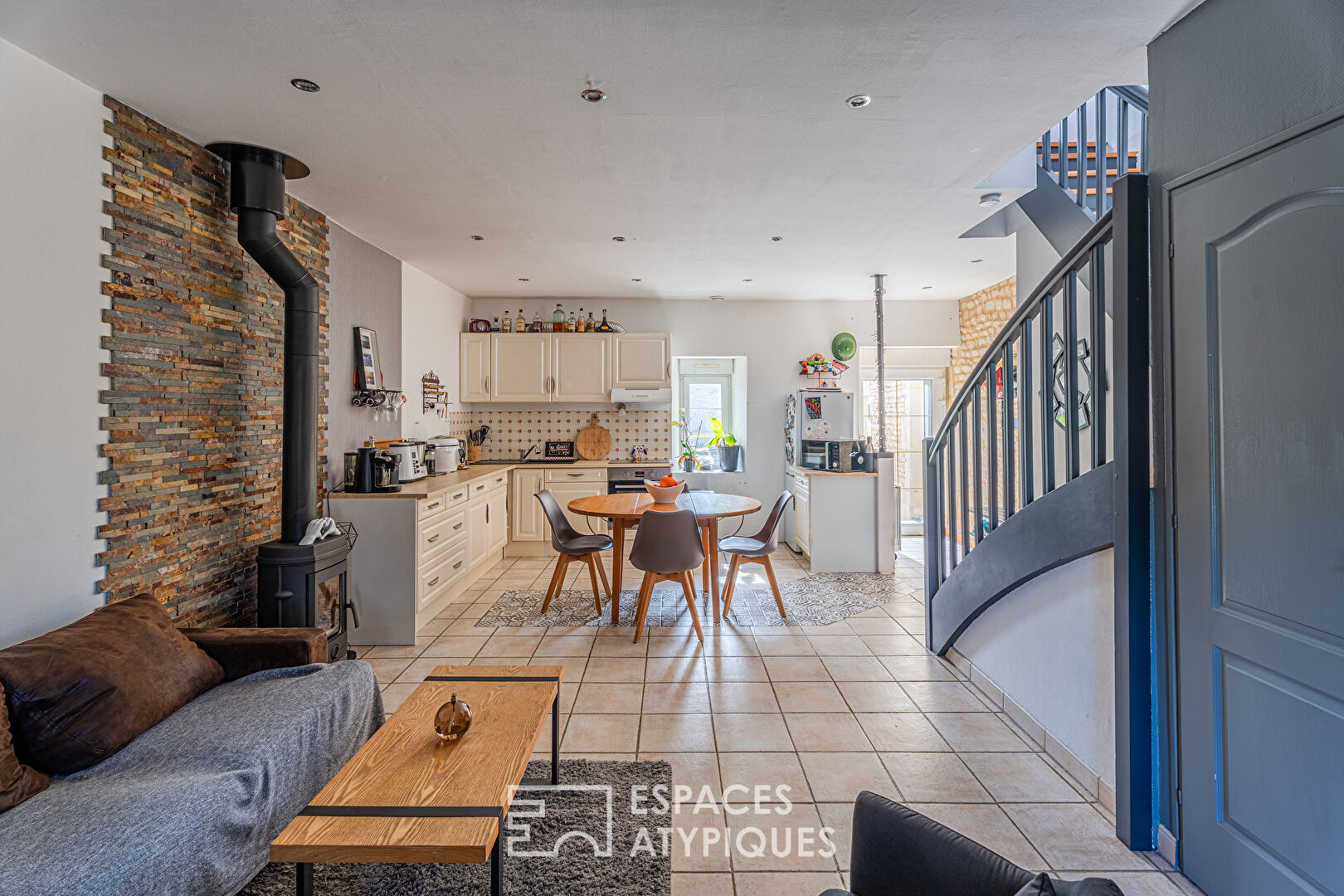 Maison de charme en pierre de Caen avec jardin et terrasse sur pilotis