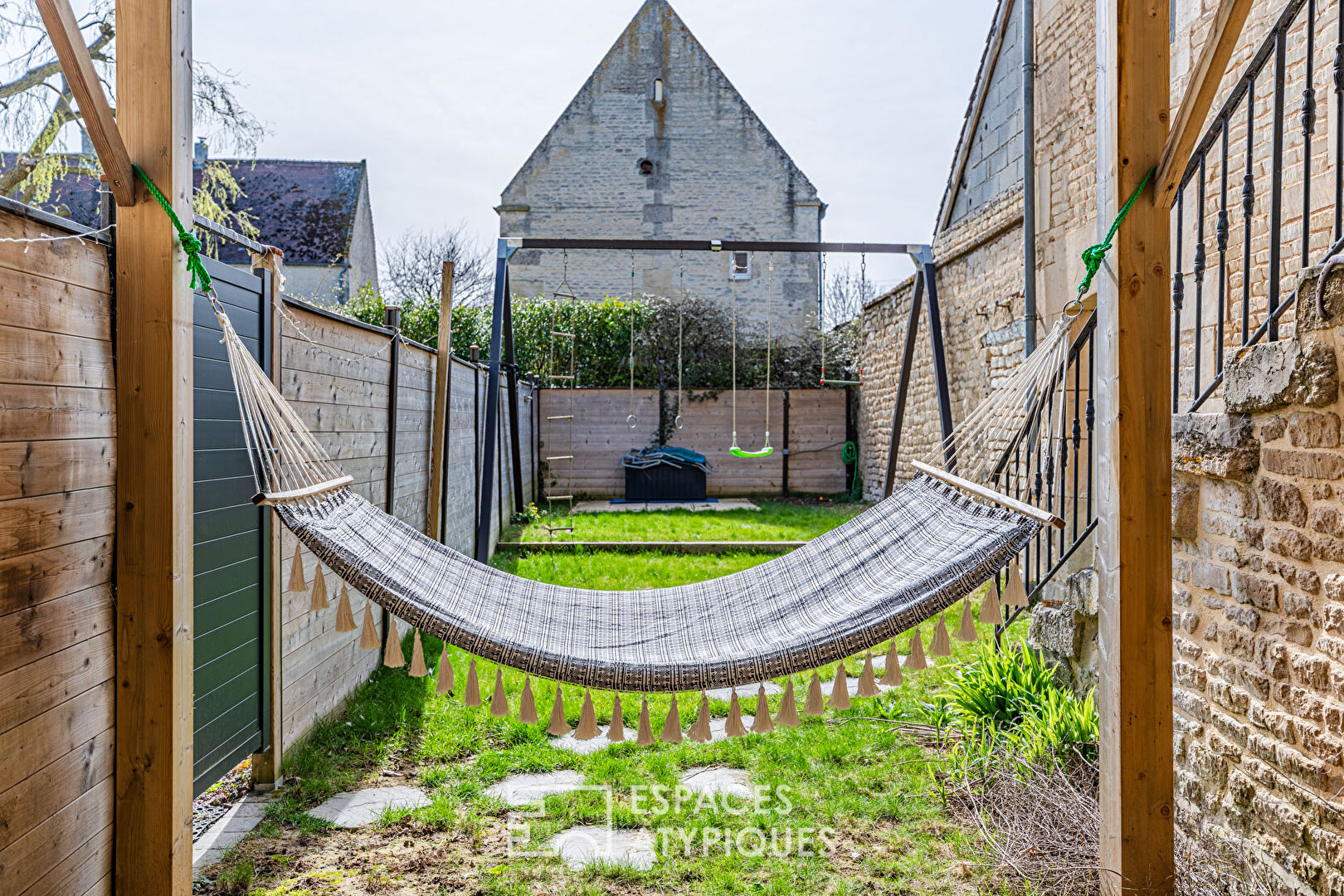 Maison de charme en pierre de Caen avec jardin et terrasse sur pilotis