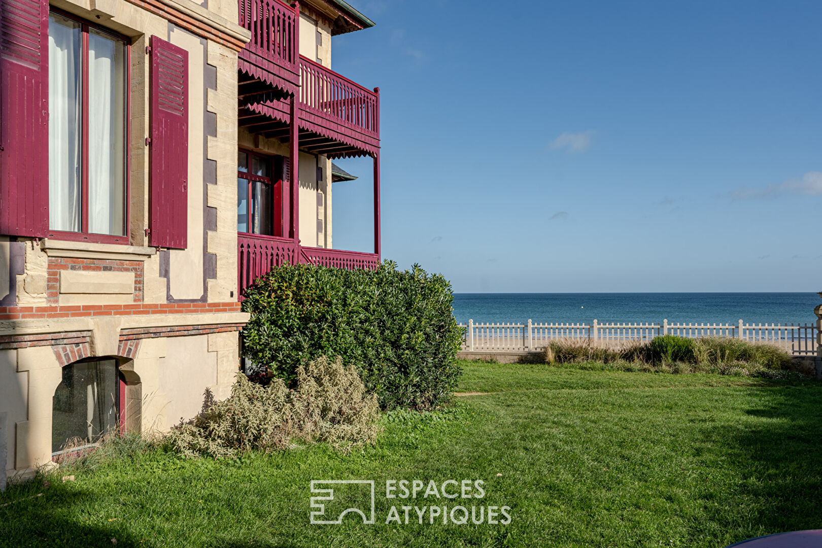 Magnifique appartement avec balcon dans villa balnéaire