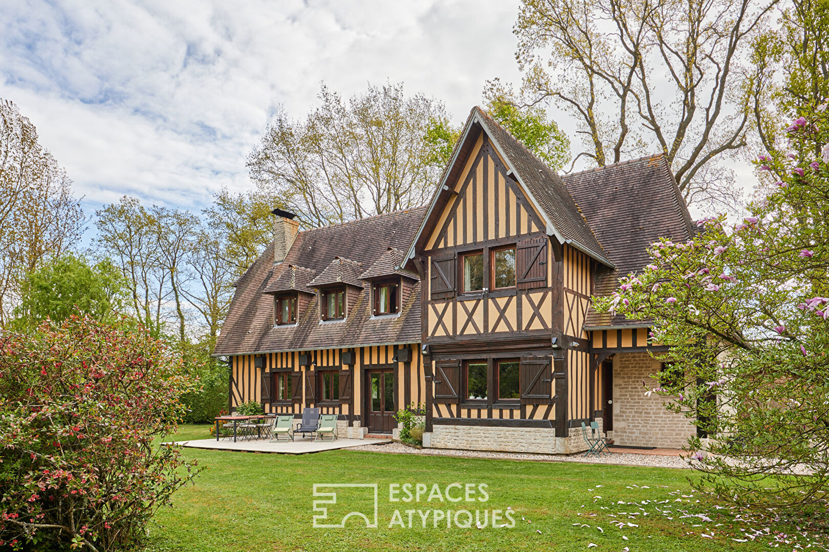 Maison normande au bord de son sublime étang
