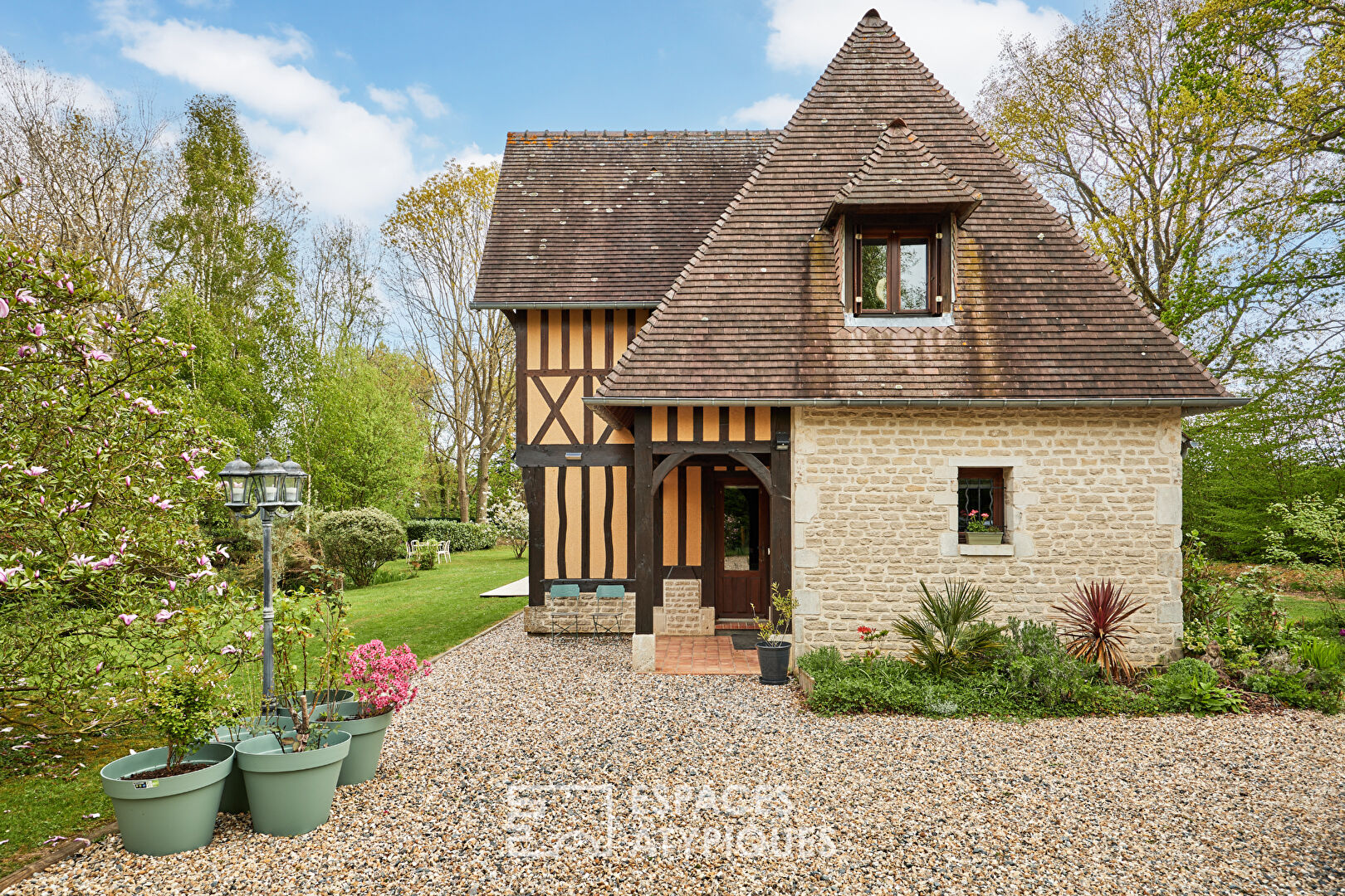 Maison normande au bord de son sublime étang