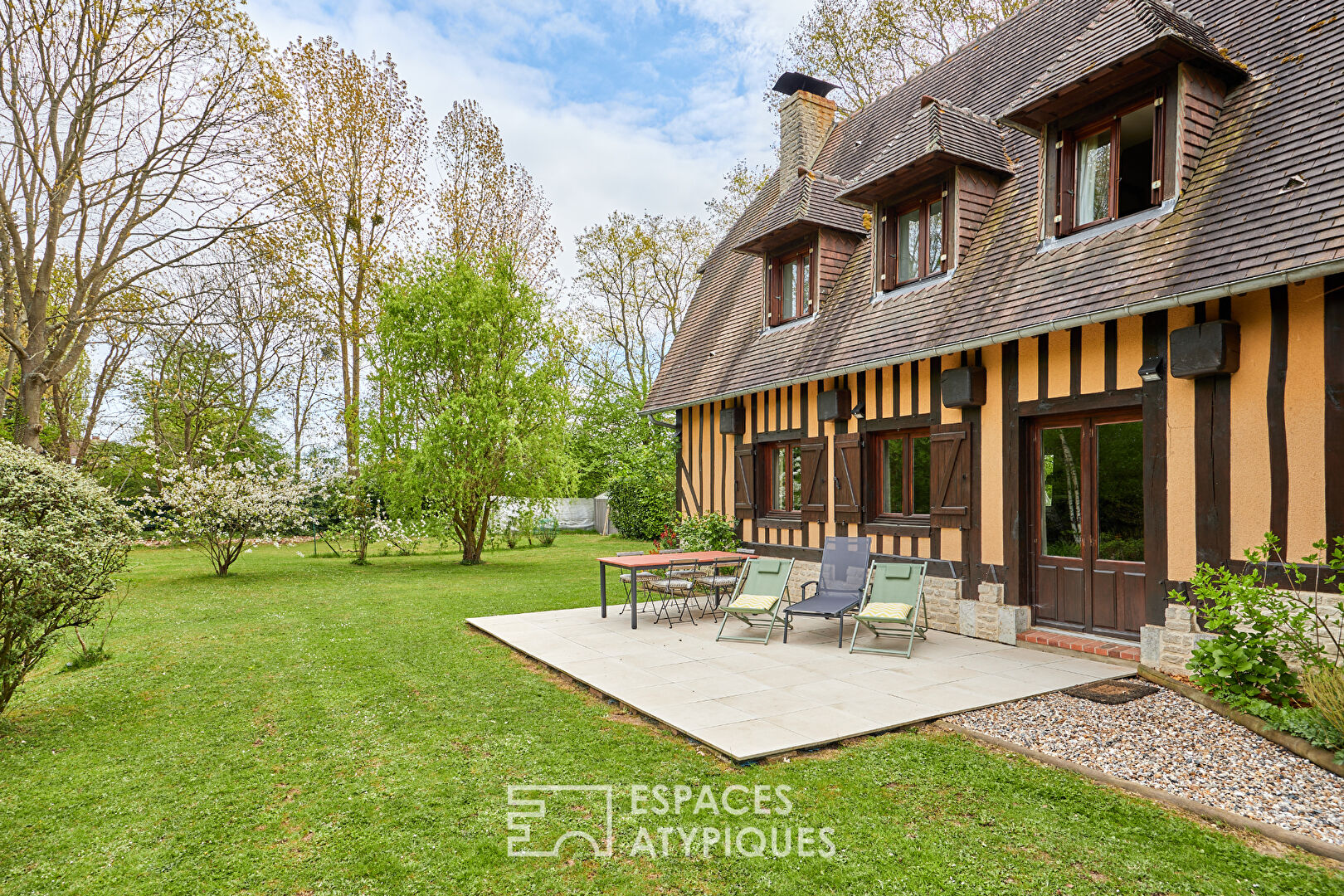 Maison normande au bord de son sublime étang