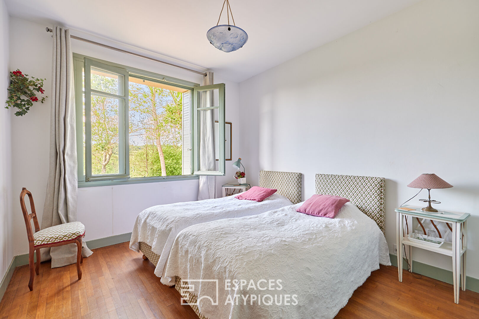 Maison esprit seventies sublimée par sa lumineuse véranda