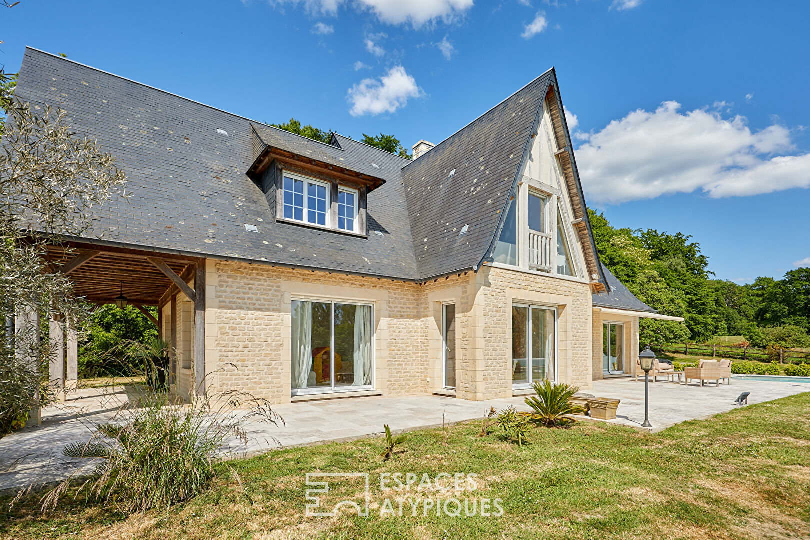 Maison de charme avec vue panoramique , piscine et paddocks