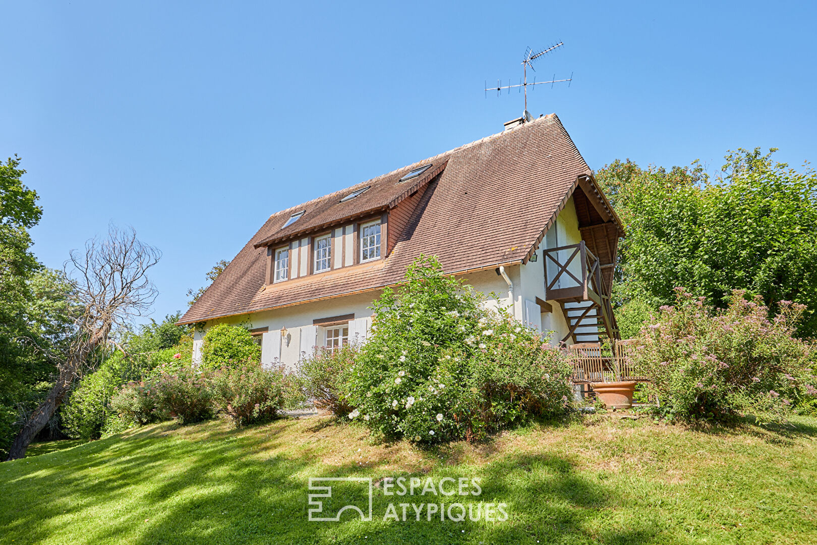 Maison d’inspiration normande et son jardin extraordinaire
