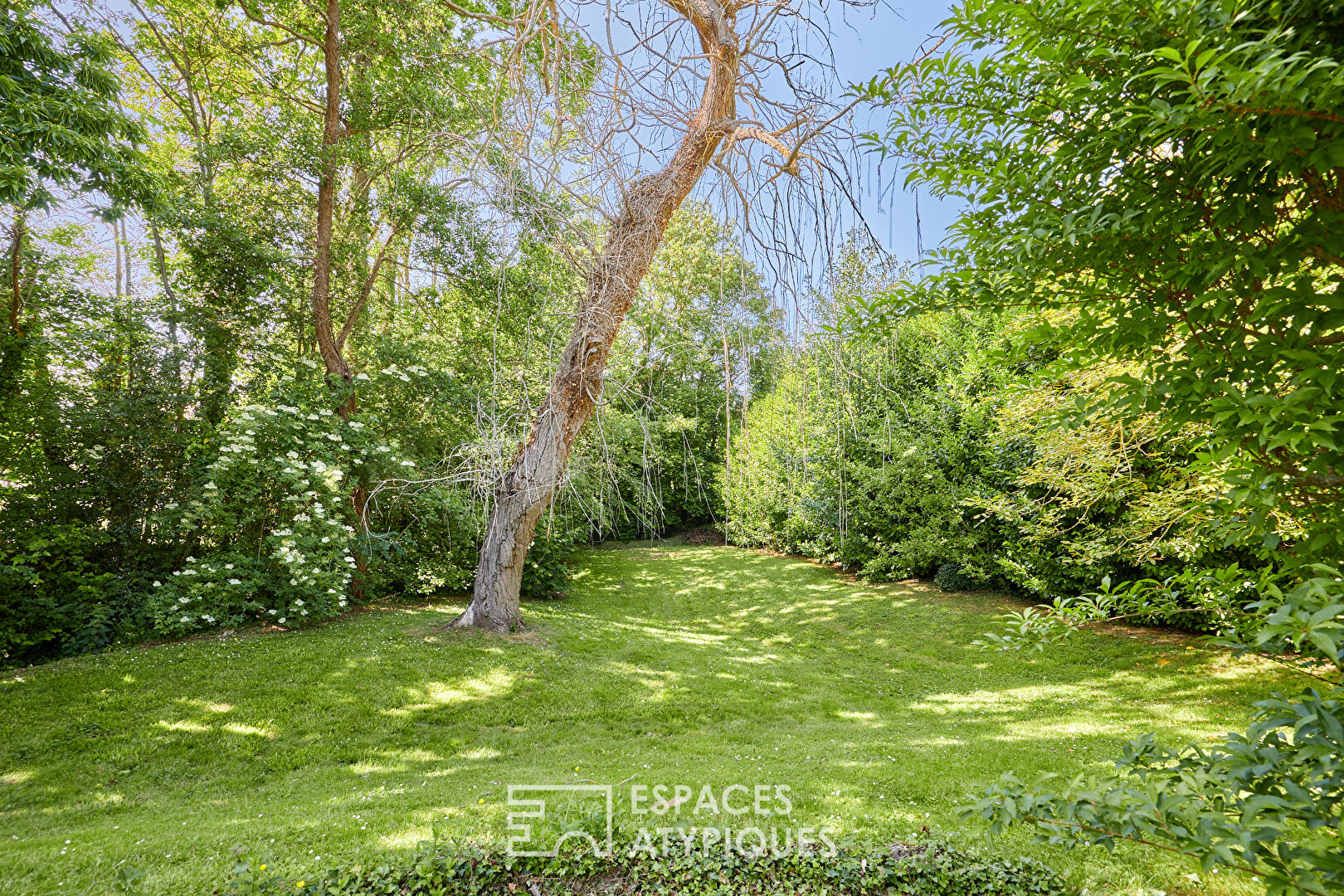 Maison d’inspiration normande et son jardin extraordinaire