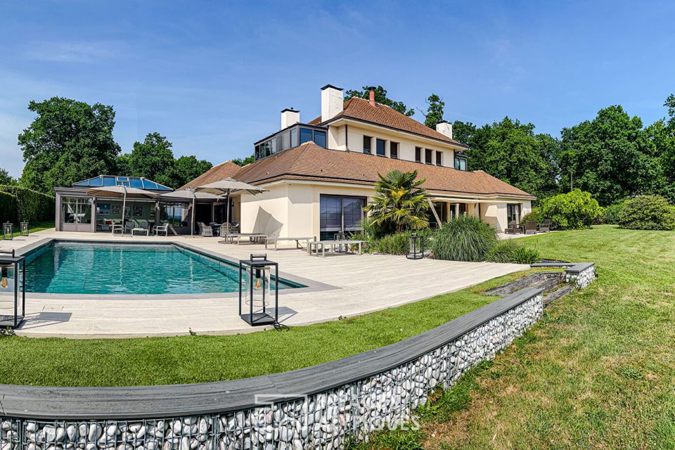 Maison d'architecte avec piscine chauffée et vue sur la vallée