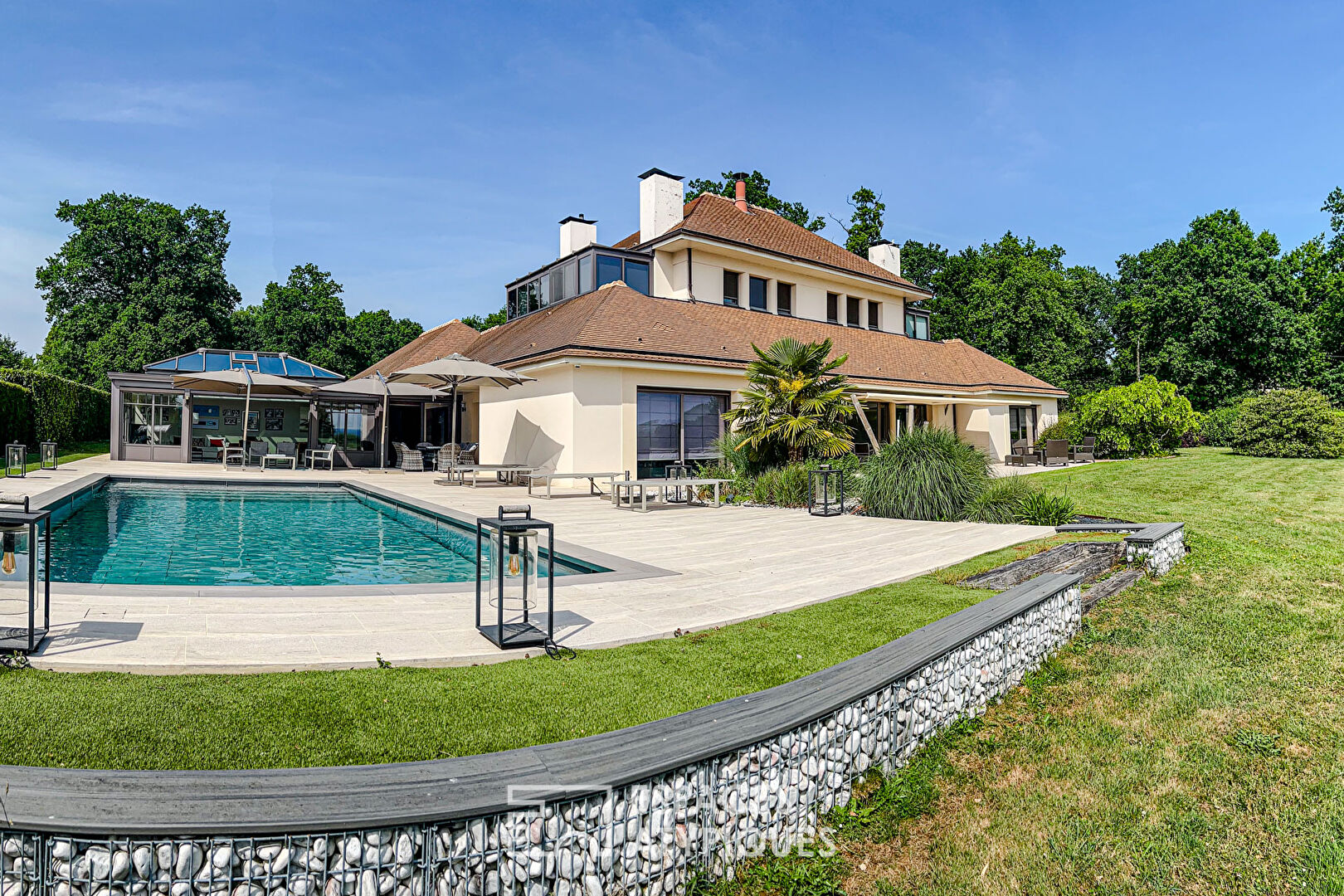 Maison d’architecte avec piscine chauffée et vue sur la vallée