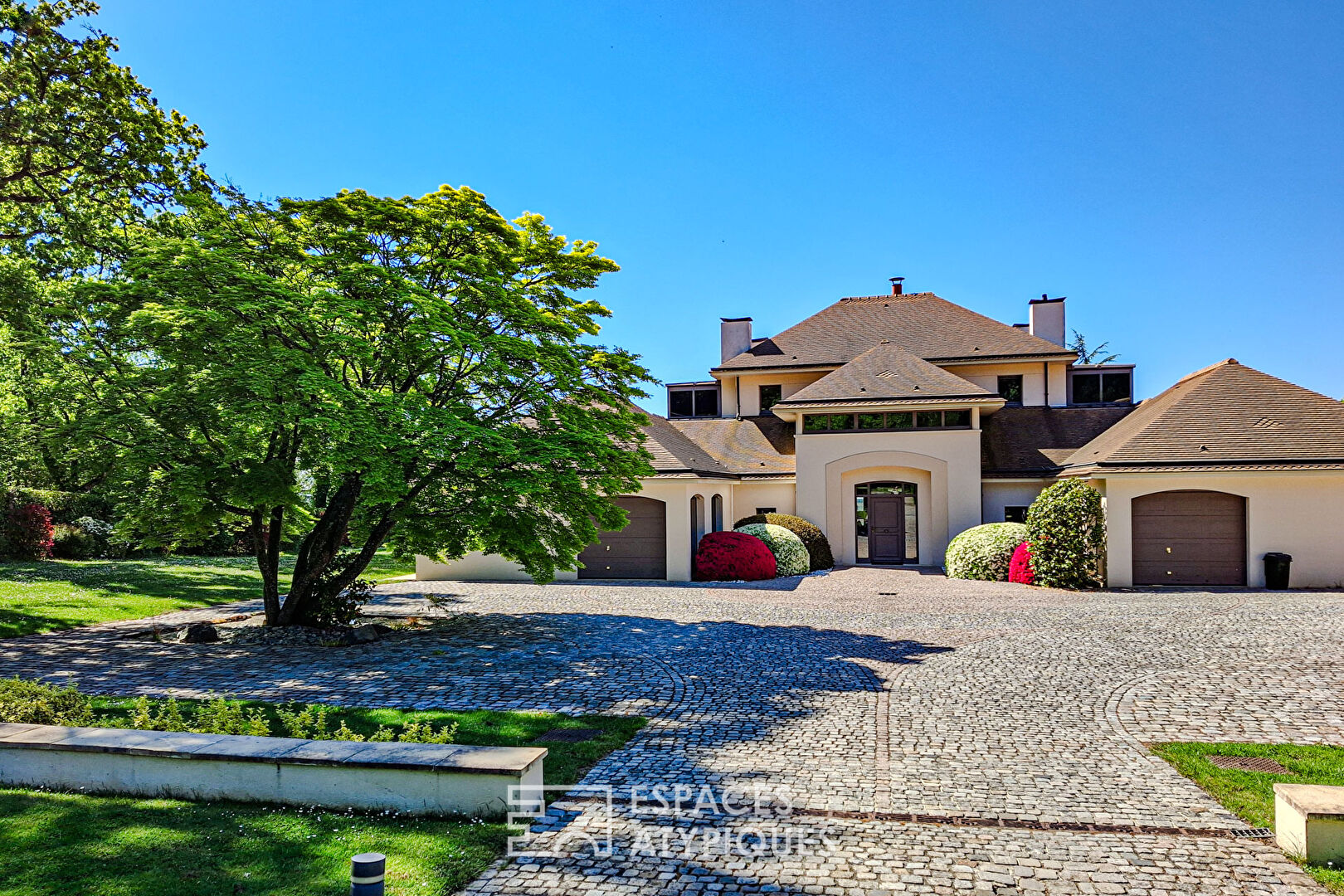 Maison d’architecte avec piscine chauffée et vue sur la vallée