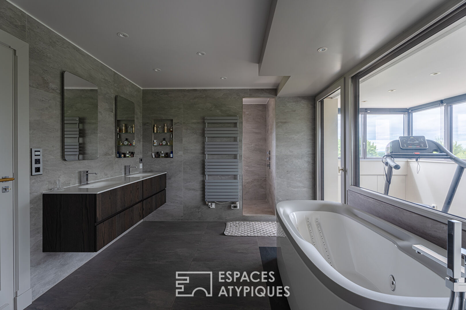 Architect-designed house with heated swimming pool and valley view