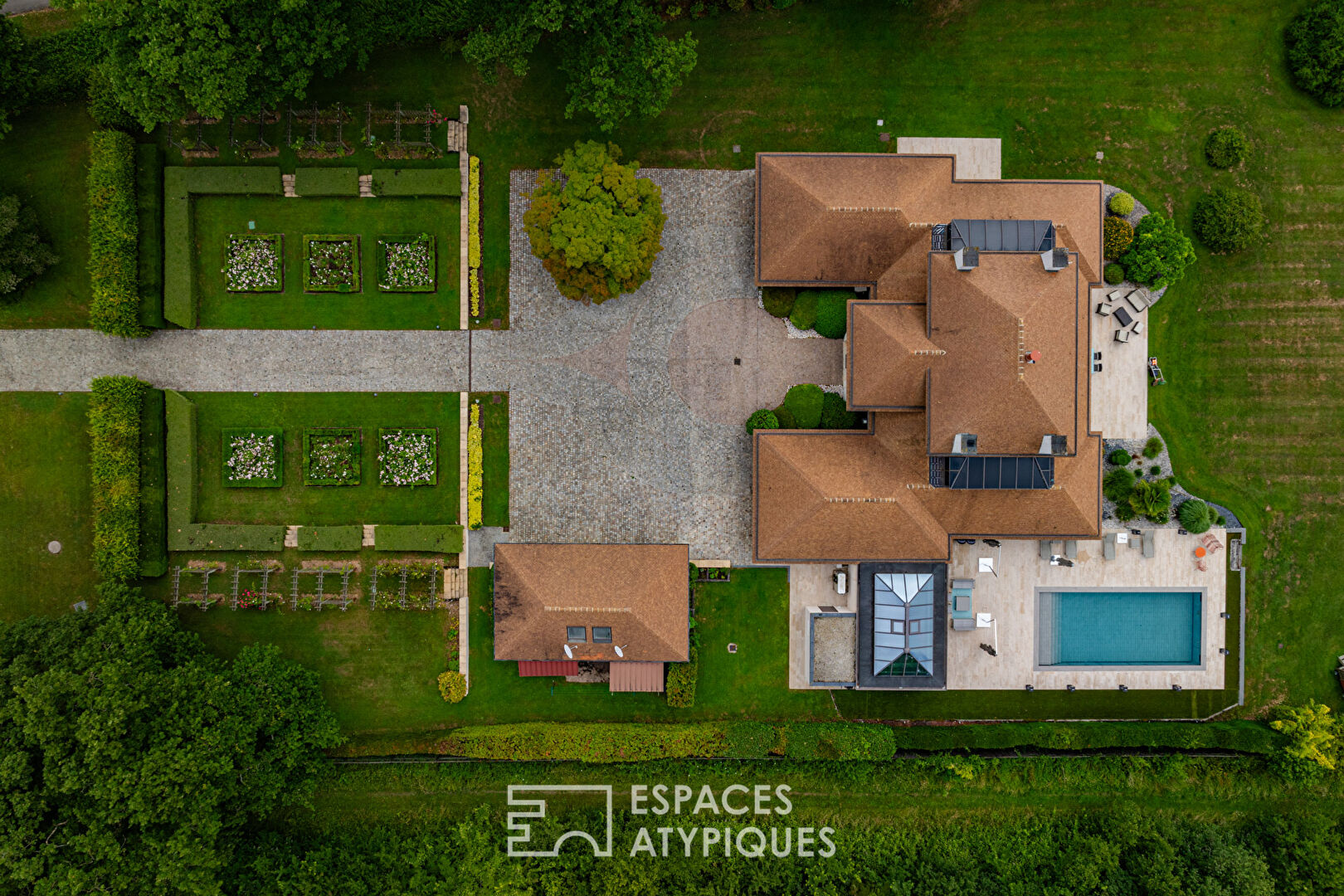 Architect-designed house with heated swimming pool and valley view