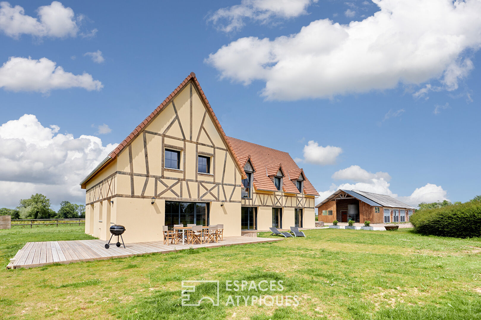 Haras moderne et maison familiale proche du Pôle International du Cheval