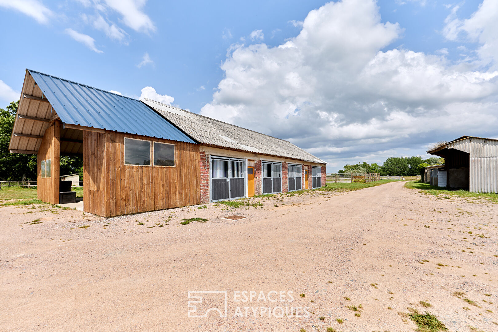 Haras moderne et maison familiale proche du Pôle International du Cheval