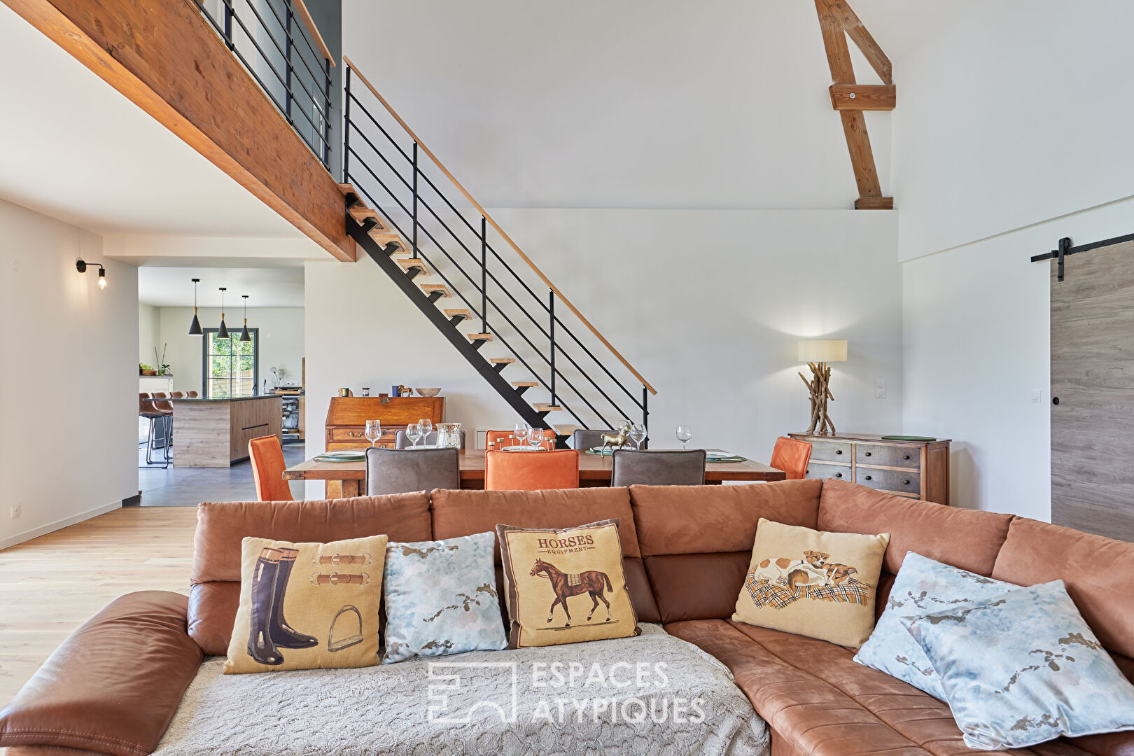 Haras moderne et maison familiale proche du Pôle International du Cheval
