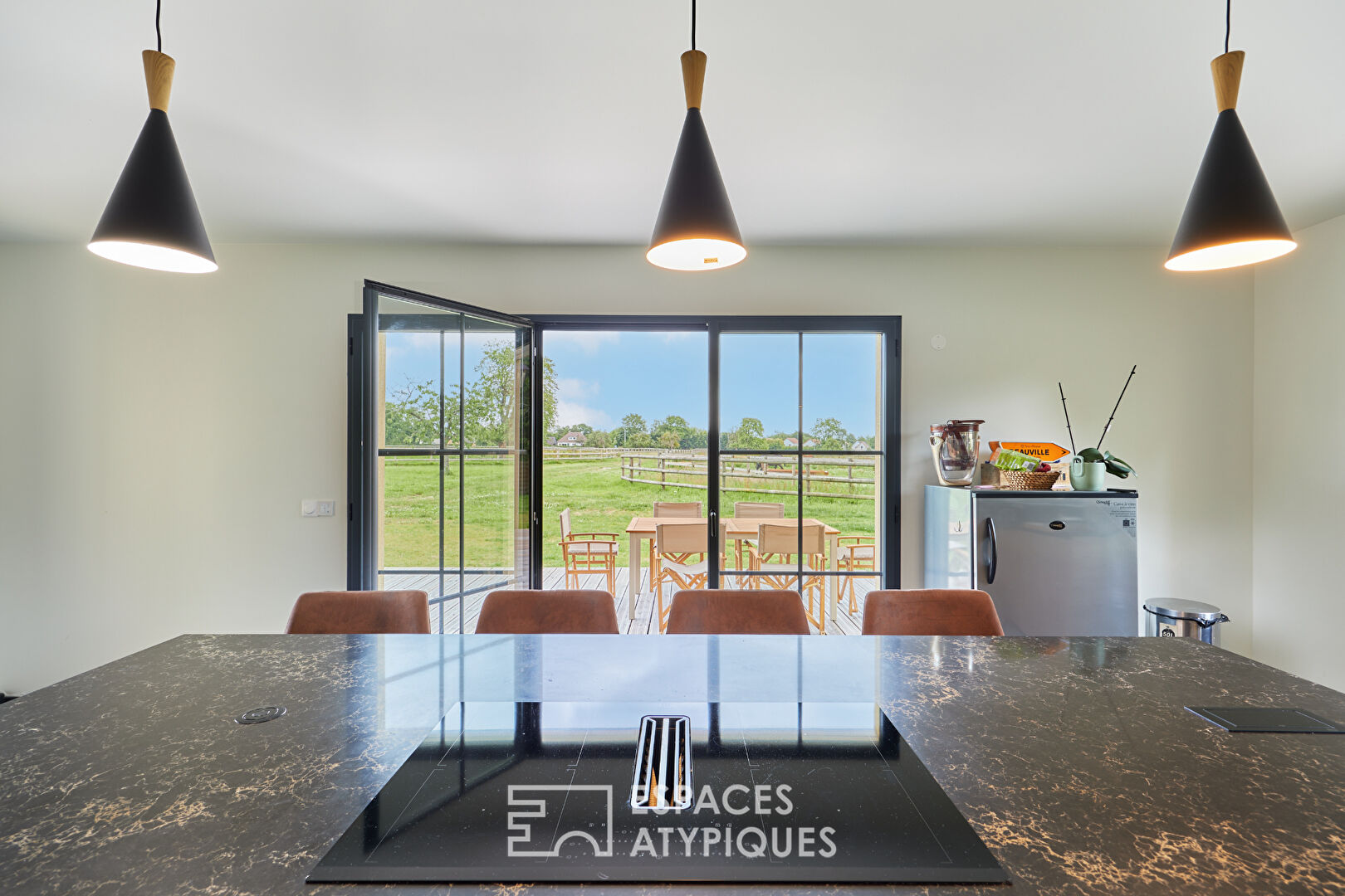 Haras moderne et maison familiale proche du Pôle International du Cheval