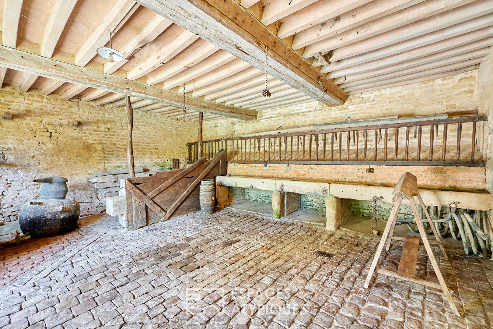Ancienne bouillerie rénovée dans son environnement bucolique