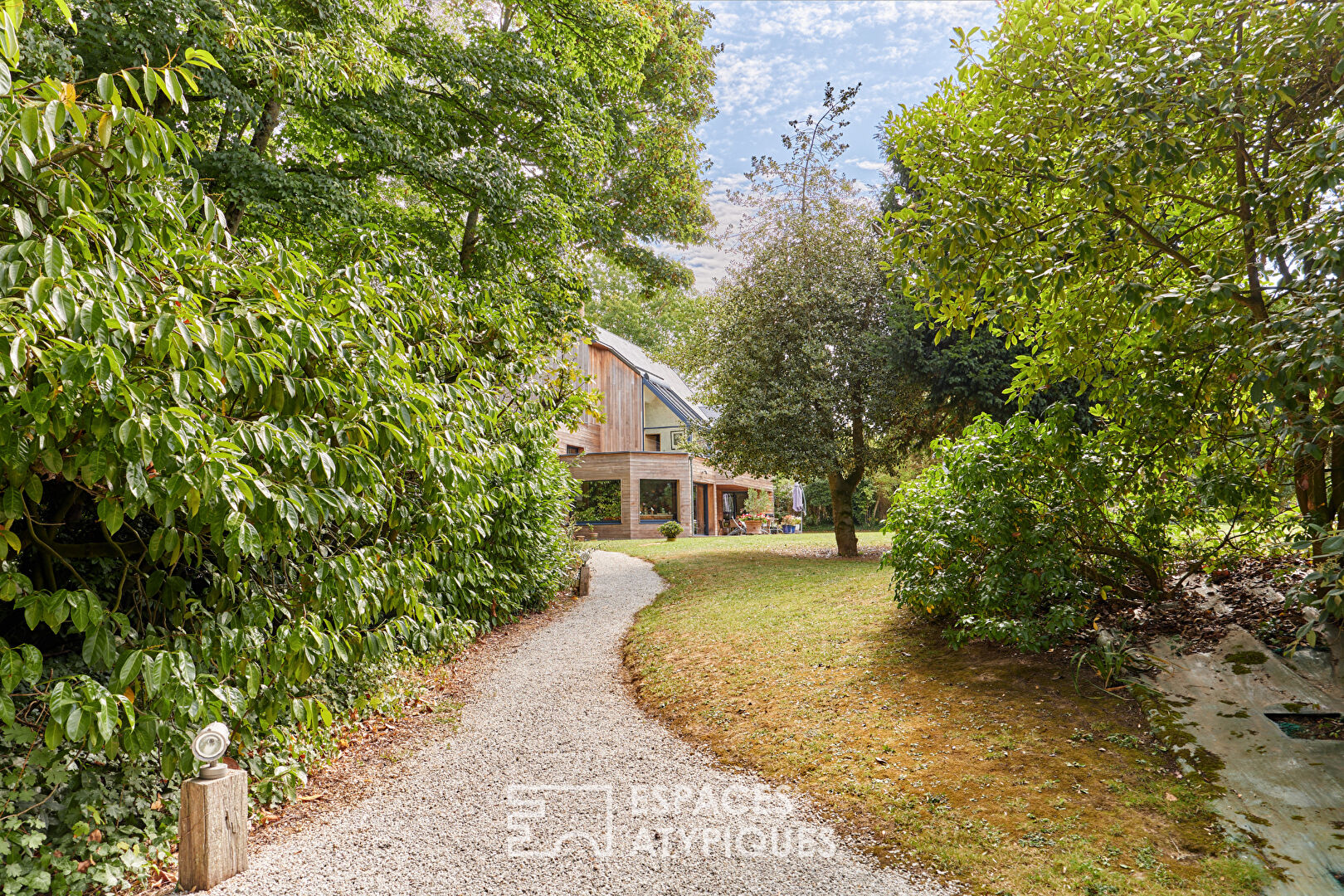 Hamlet of Lebisey: architect-designed house in a green setting