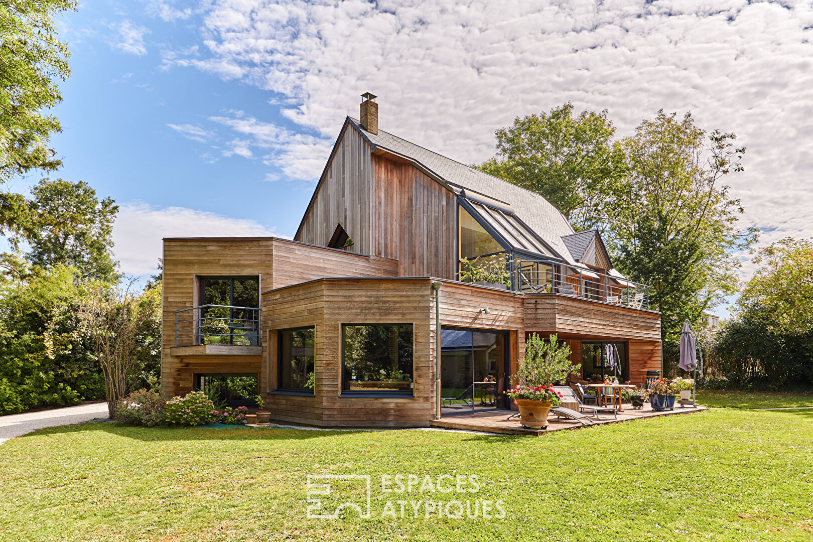Hamlet of Lebisey: architect-designed house in a green setting
