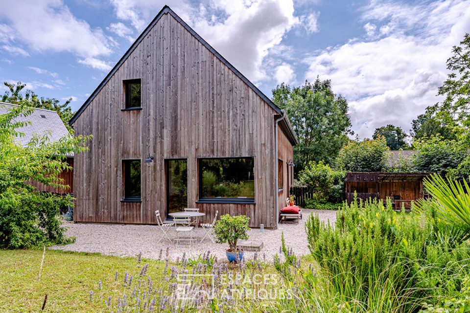 Maison à ossature bois dans un écrin de verdure