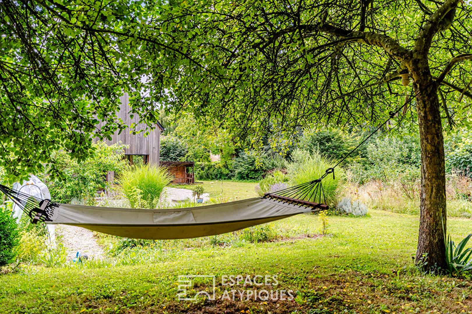 Maison à ossature bois dans un écrin de verdure