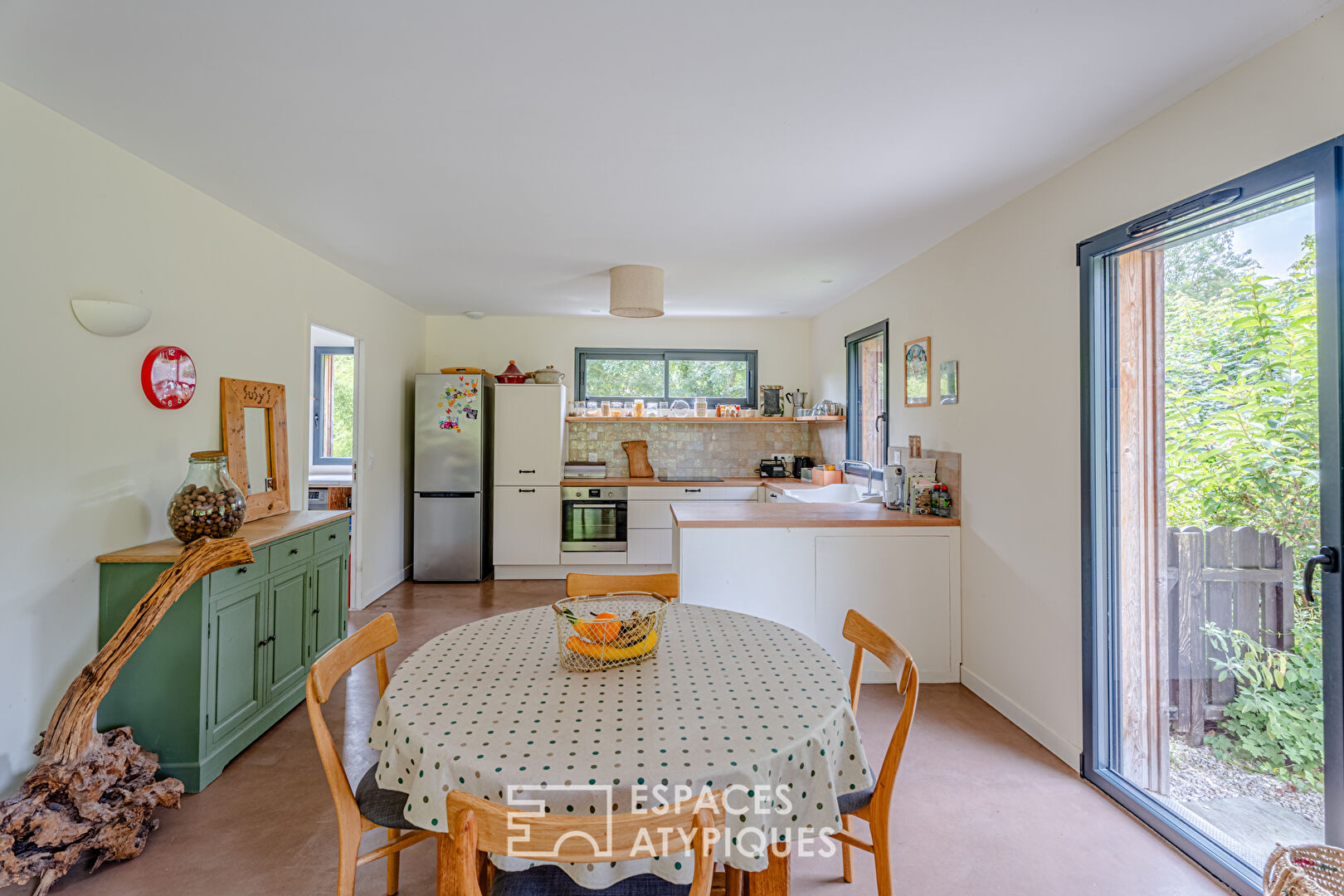 Maison à ossature bois dans un écrin de verdure