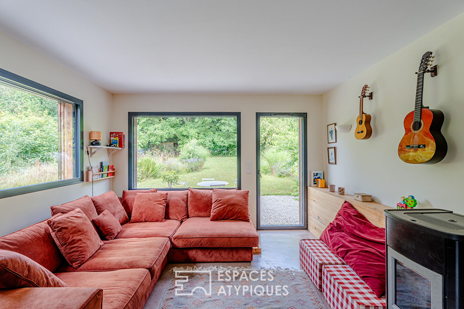 Maison à ossature bois dans un écrin de verdure