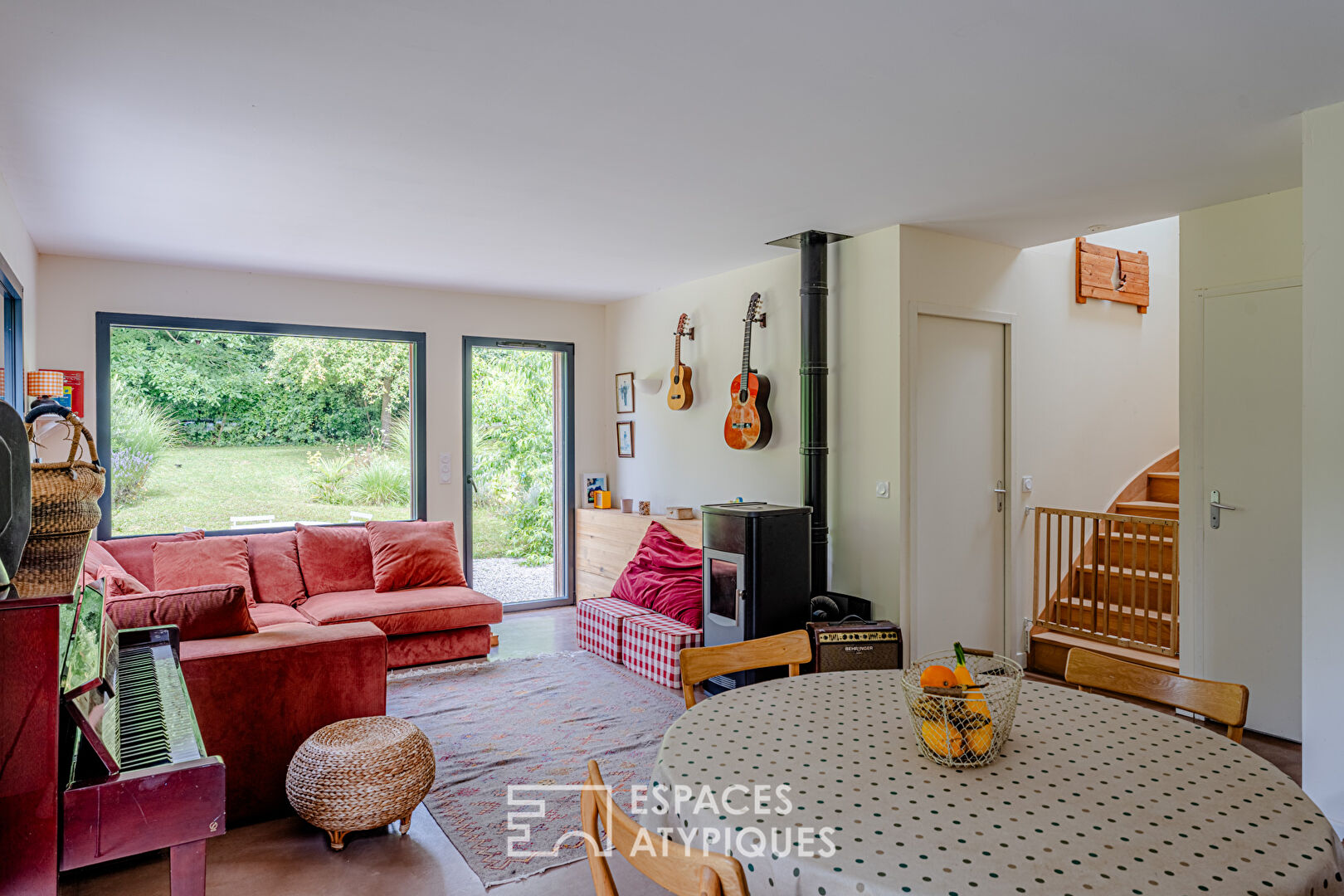 Maison à ossature bois dans un écrin de verdure
