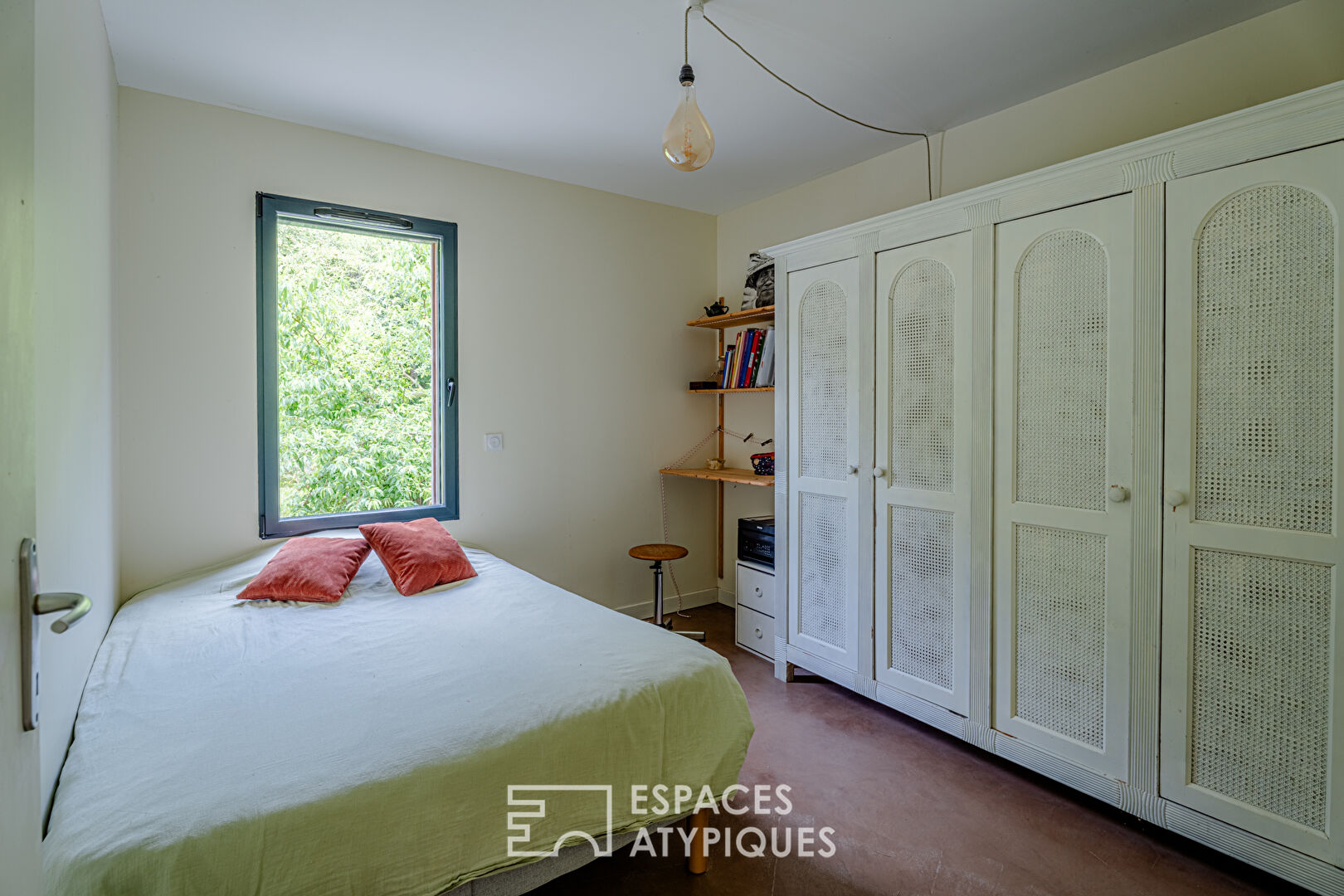 Maison à ossature bois dans un écrin de verdure