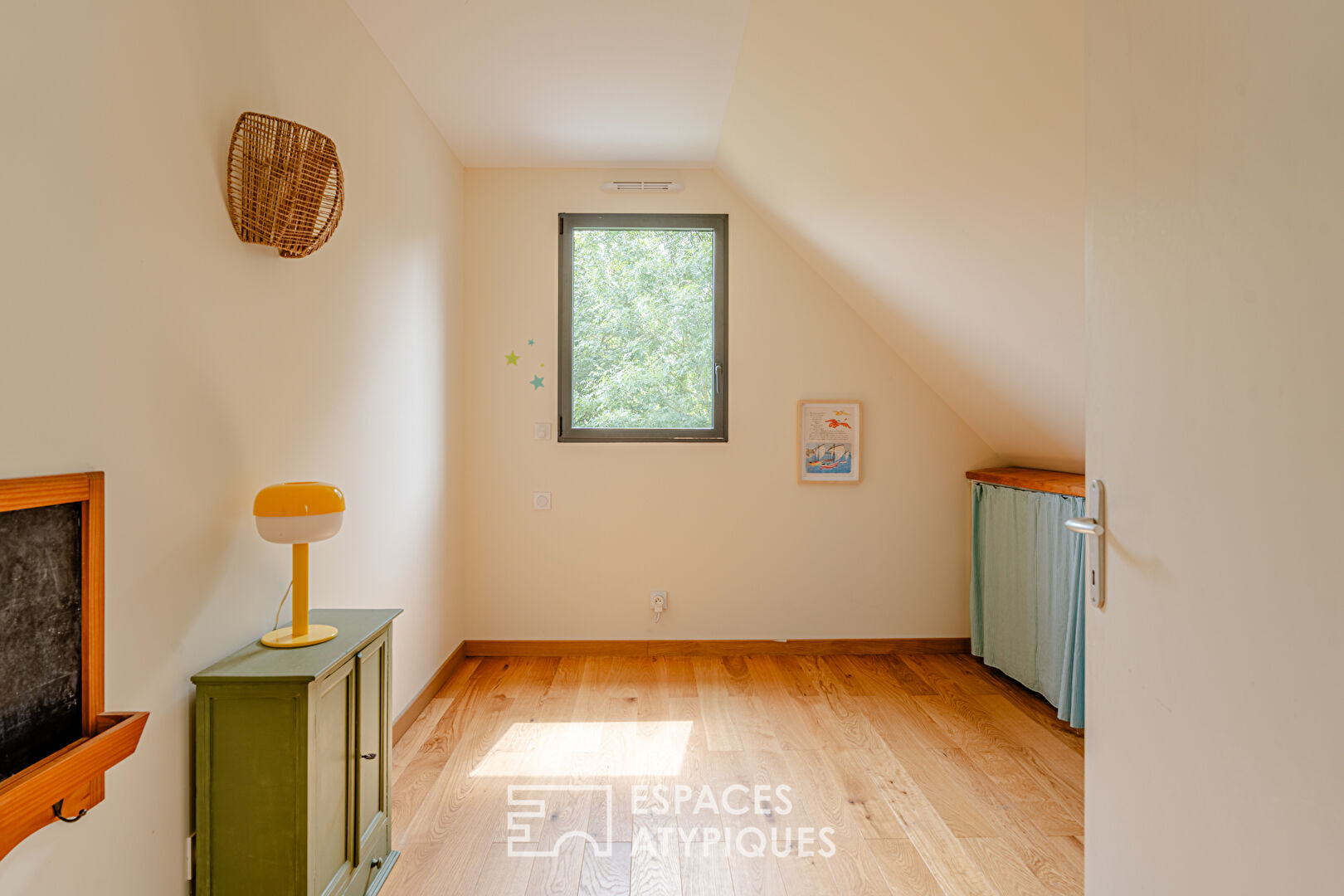 Maison à ossature bois dans un écrin de verdure