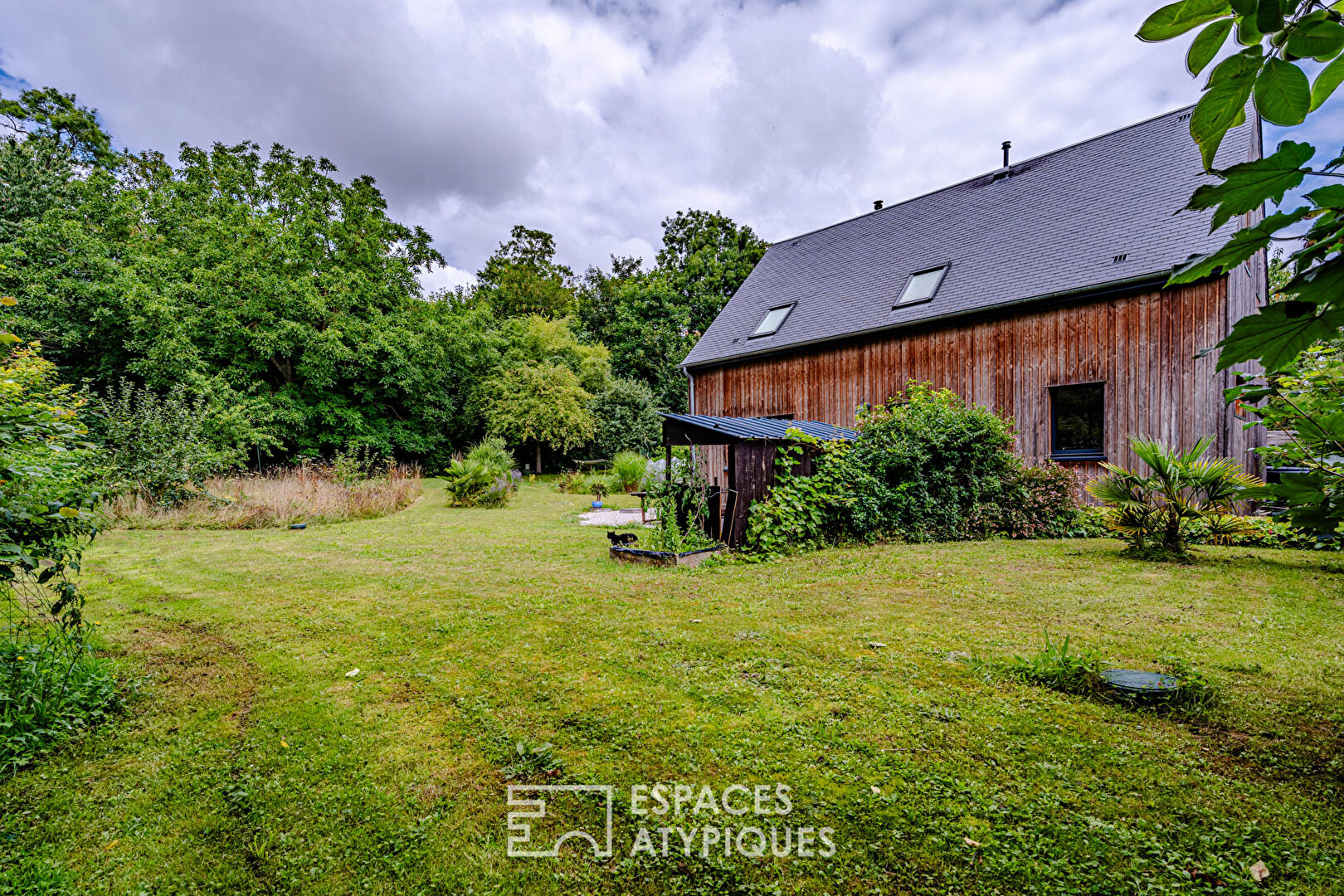 Maison à ossature bois dans un écrin de verdure