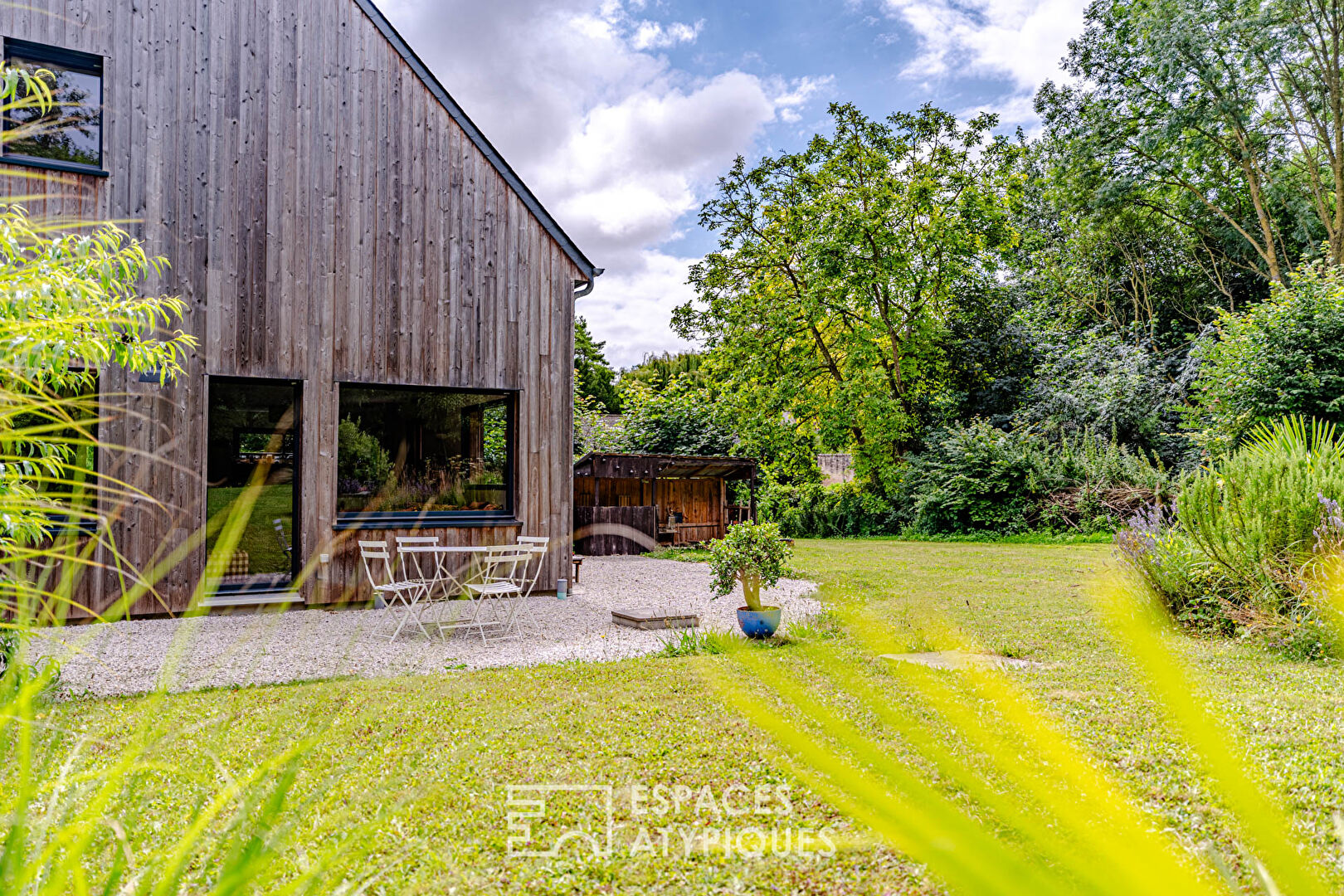Maison à ossature bois dans un écrin de verdure