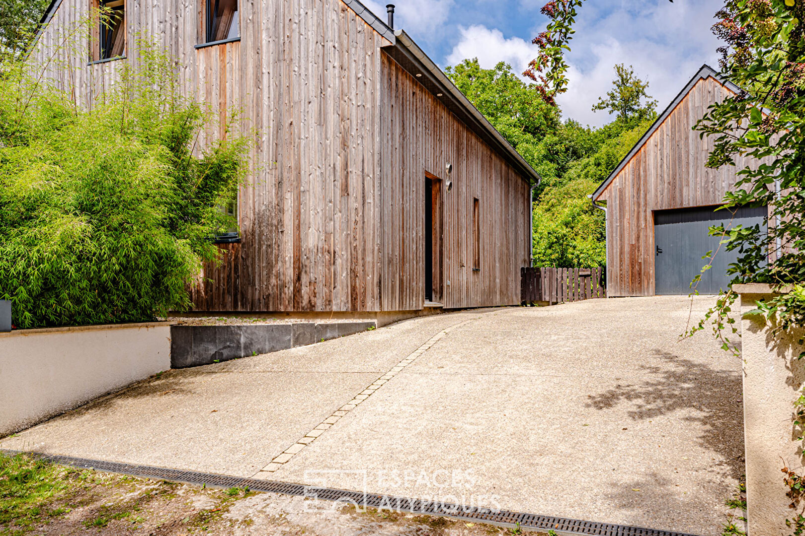 Maison à ossature bois dans un écrin de verdure