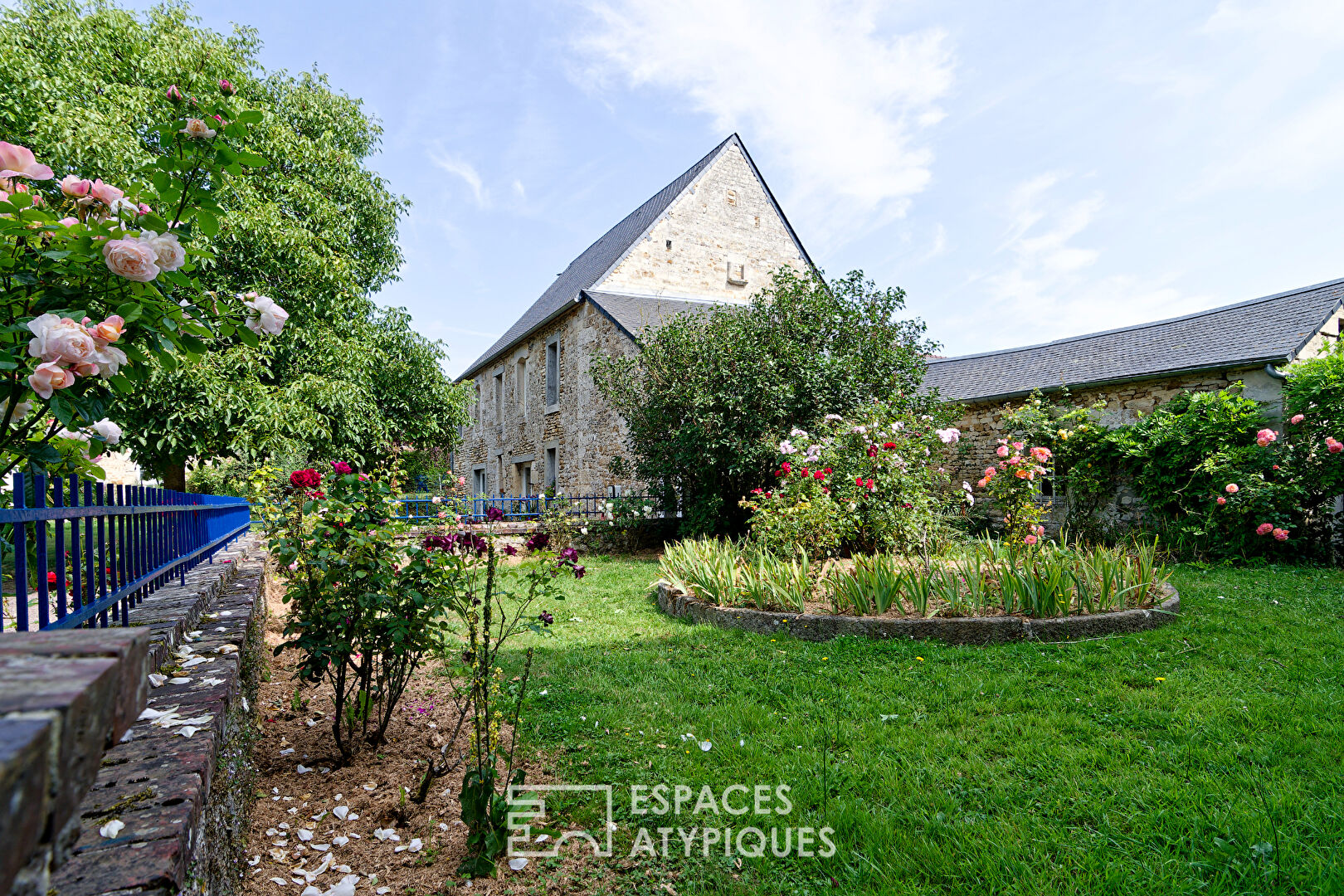 Ancien relais de poste avec deux maisons et dépendances
