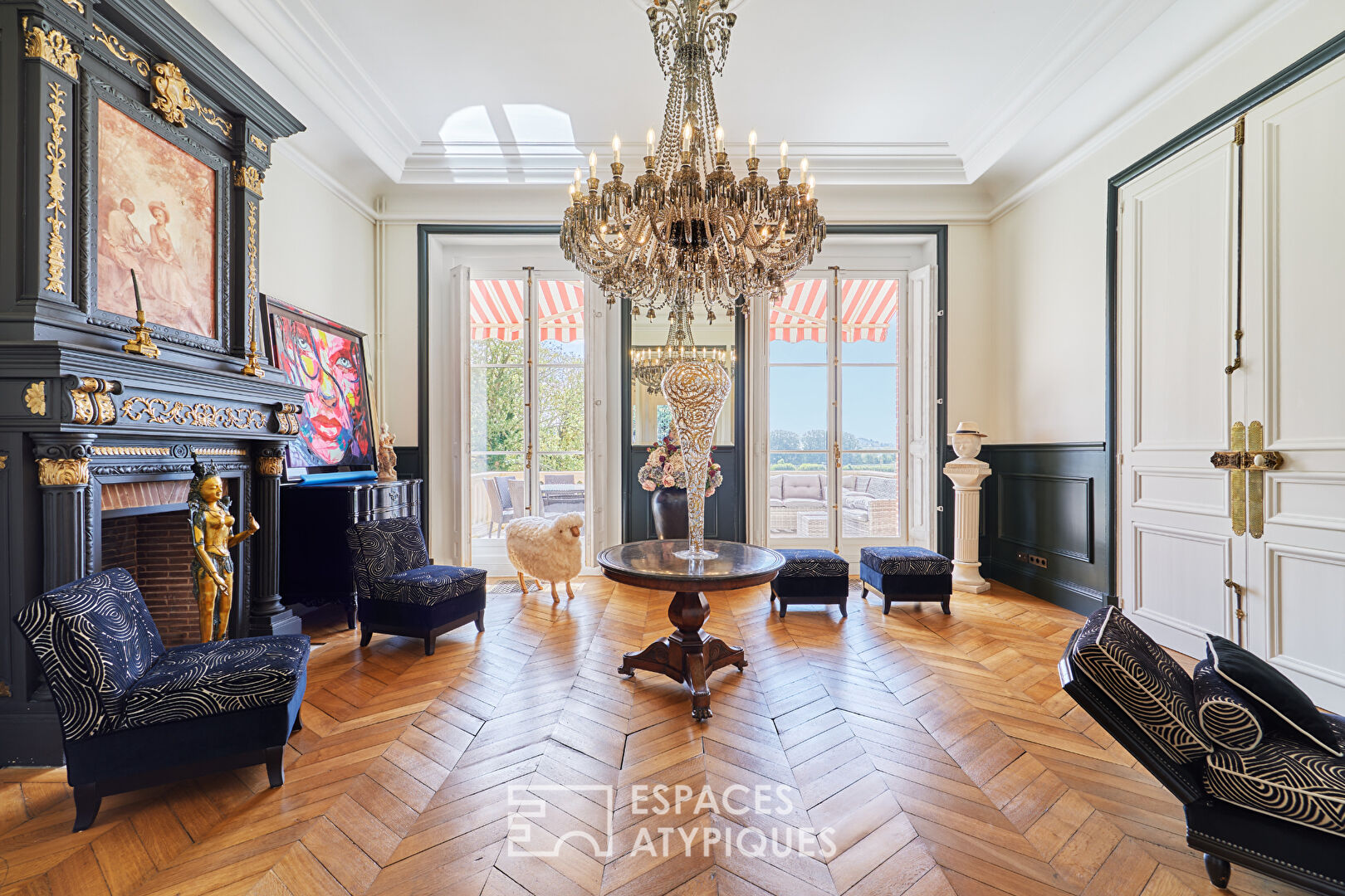 Château rénové avec ses installations équestres et maison de gardien
