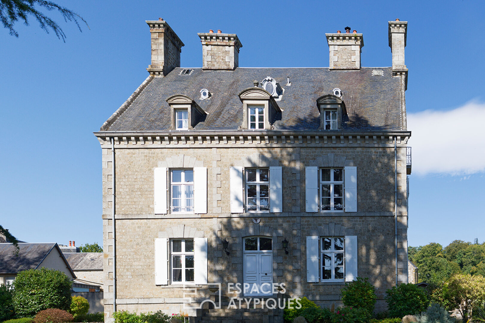 17th century property and its outbuildings