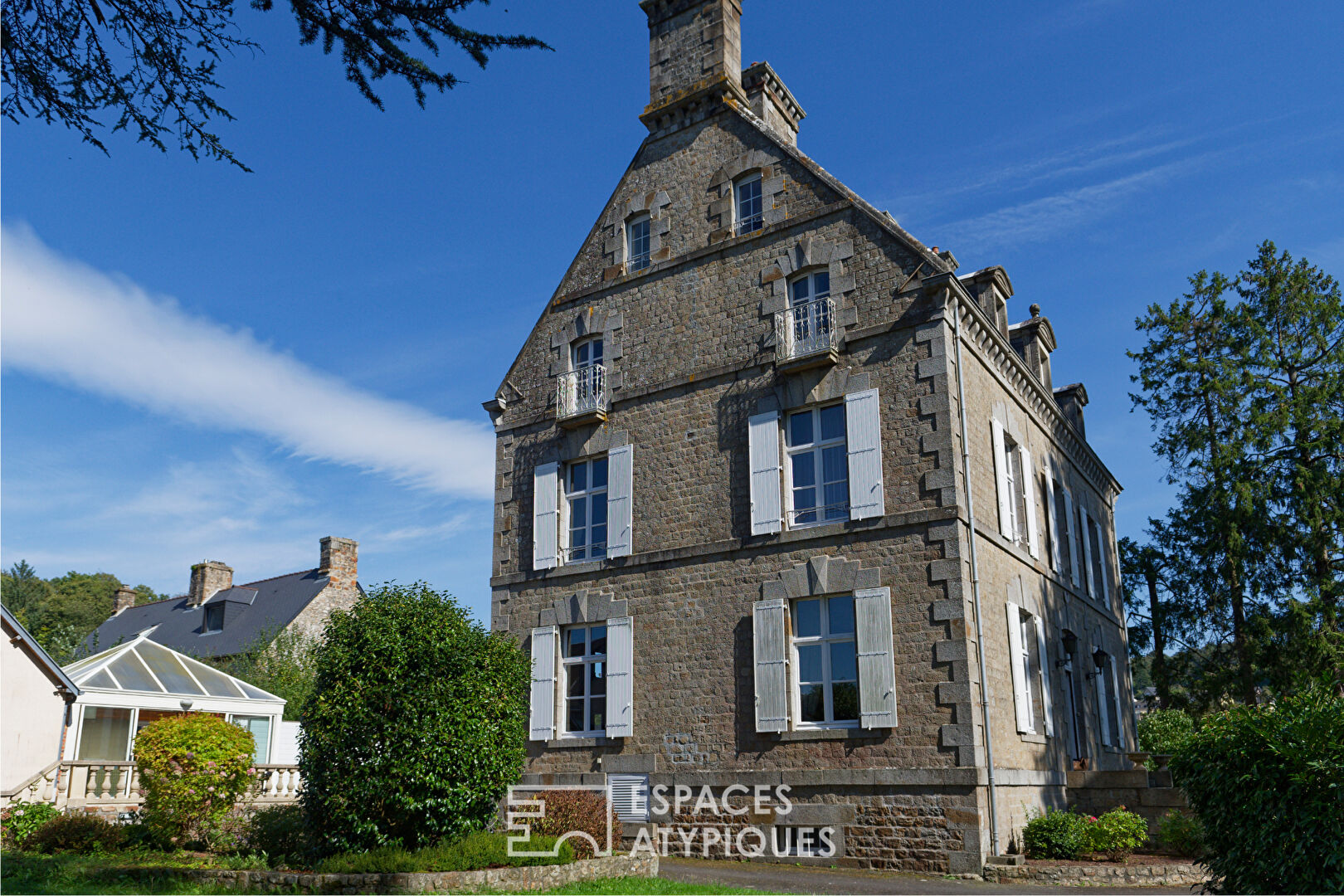 17th century property and its outbuildings